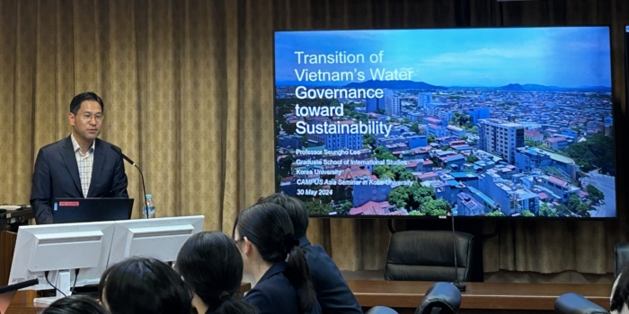 Professor Seungho Lee delivered a lecture on “Transition of Vietnam’s Water Governance toward Sustainability”